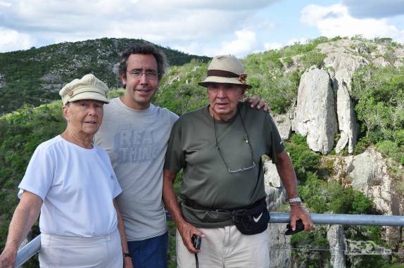 Com os pais, visitando o parque Salto del Penitente, região de Villa Serrana, no Uruguai